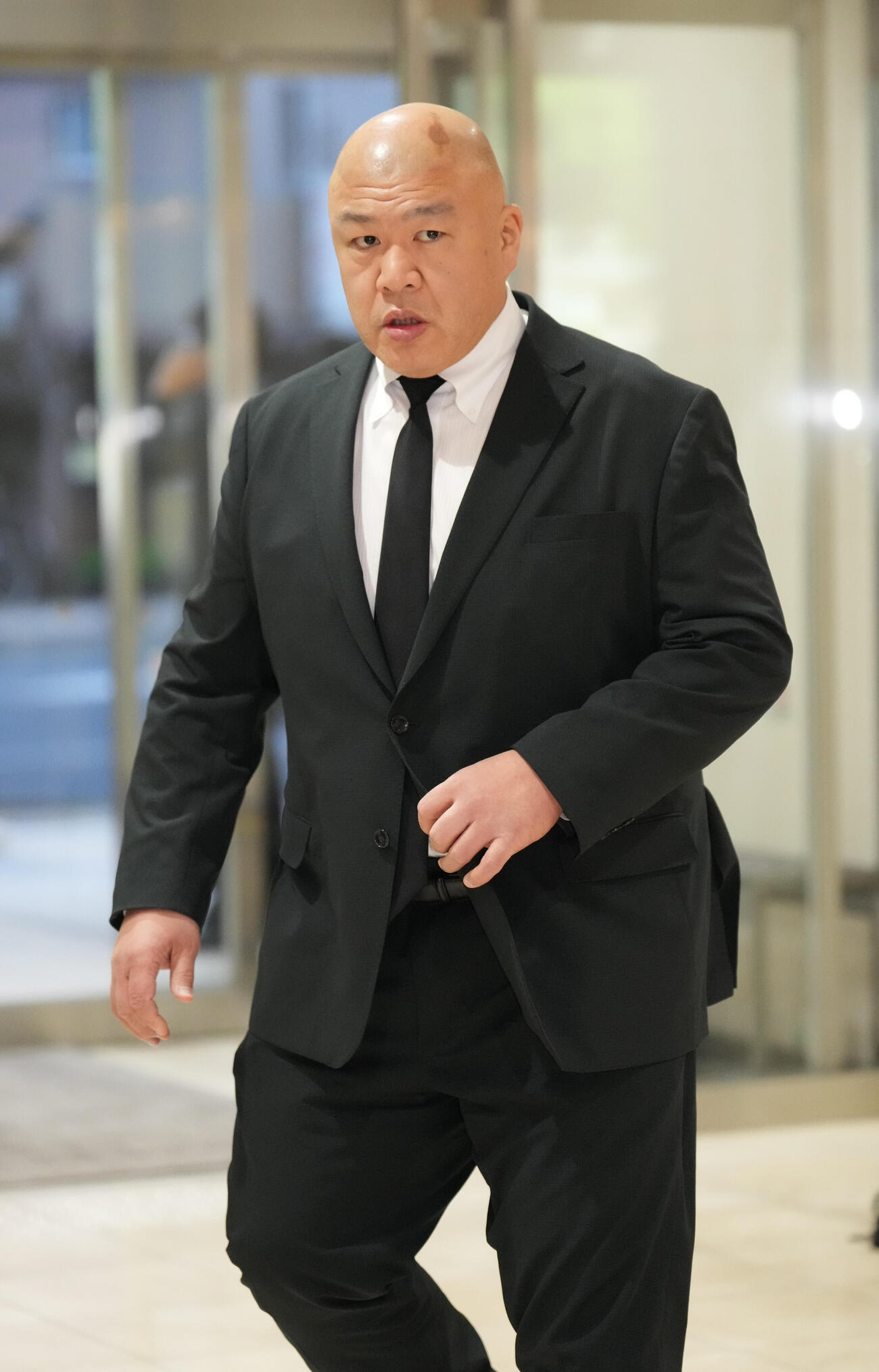 元大関若嶋津の日高六男さんの通夜を弔問に訪れた藤島親方（撮影・小沢裕）