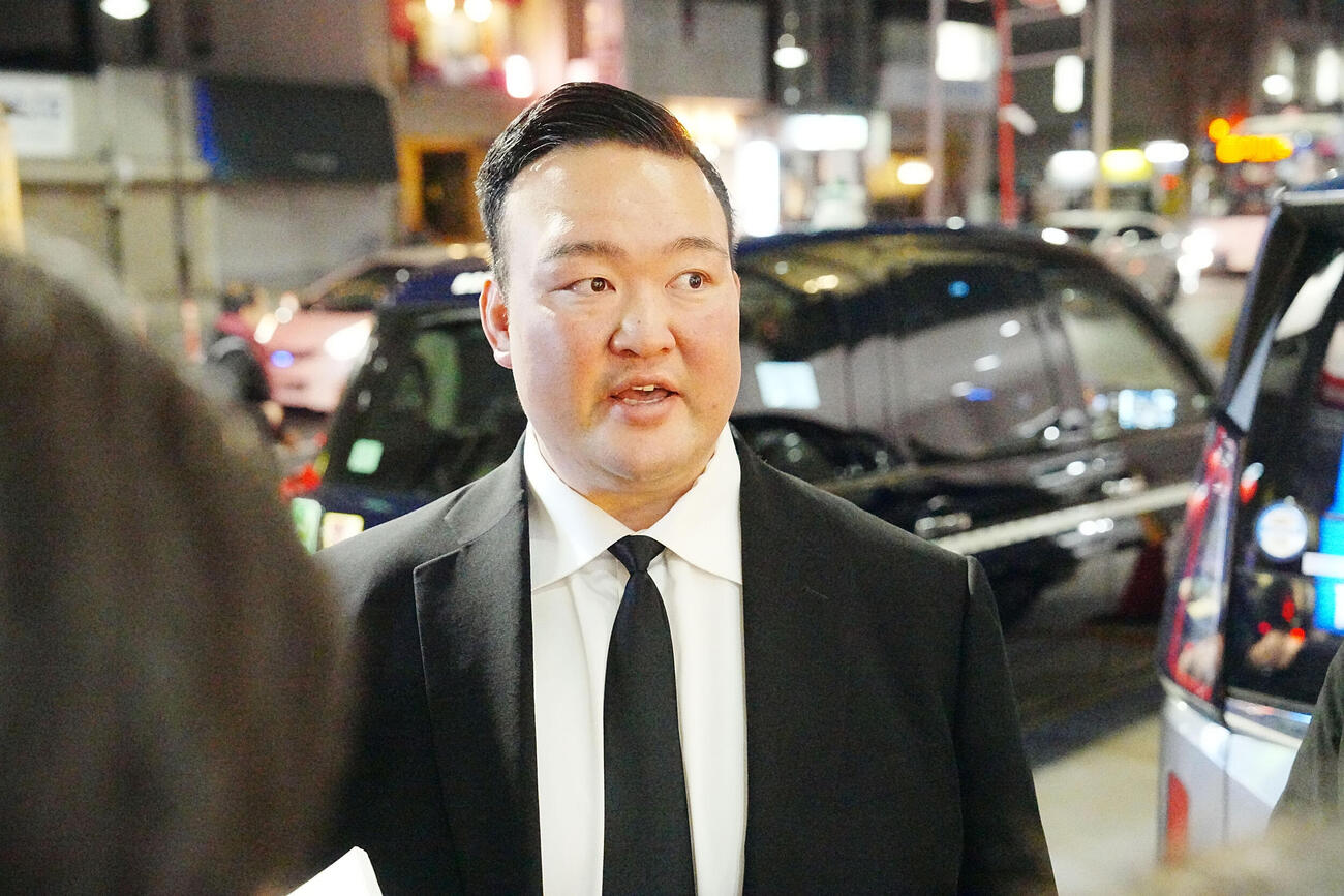 元大関若嶋津の日高六男さんの通夜を弔問に訪れた二所ノ関親方（撮影・小沢裕）