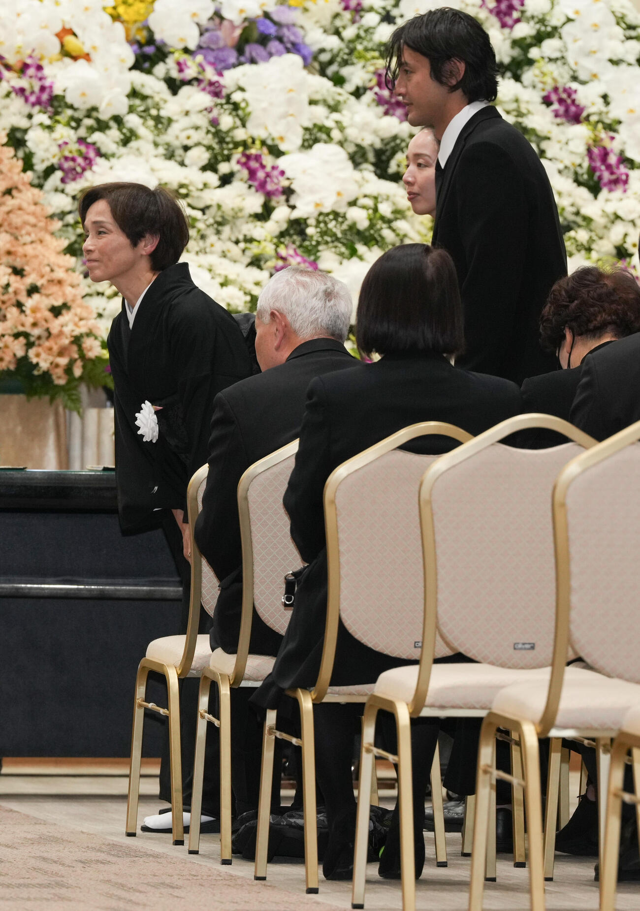 元大関若嶋津の日高六男さんの通夜で参列者に対応するみづえ夫人（撮影・小沢裕）