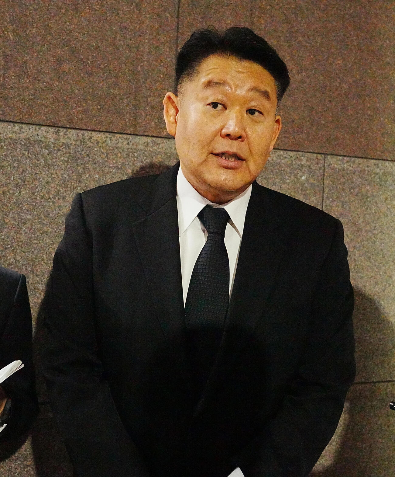 元大関若嶋津の日高六男さんの通夜に参列した花田虎上氏（撮影・小沢裕）
