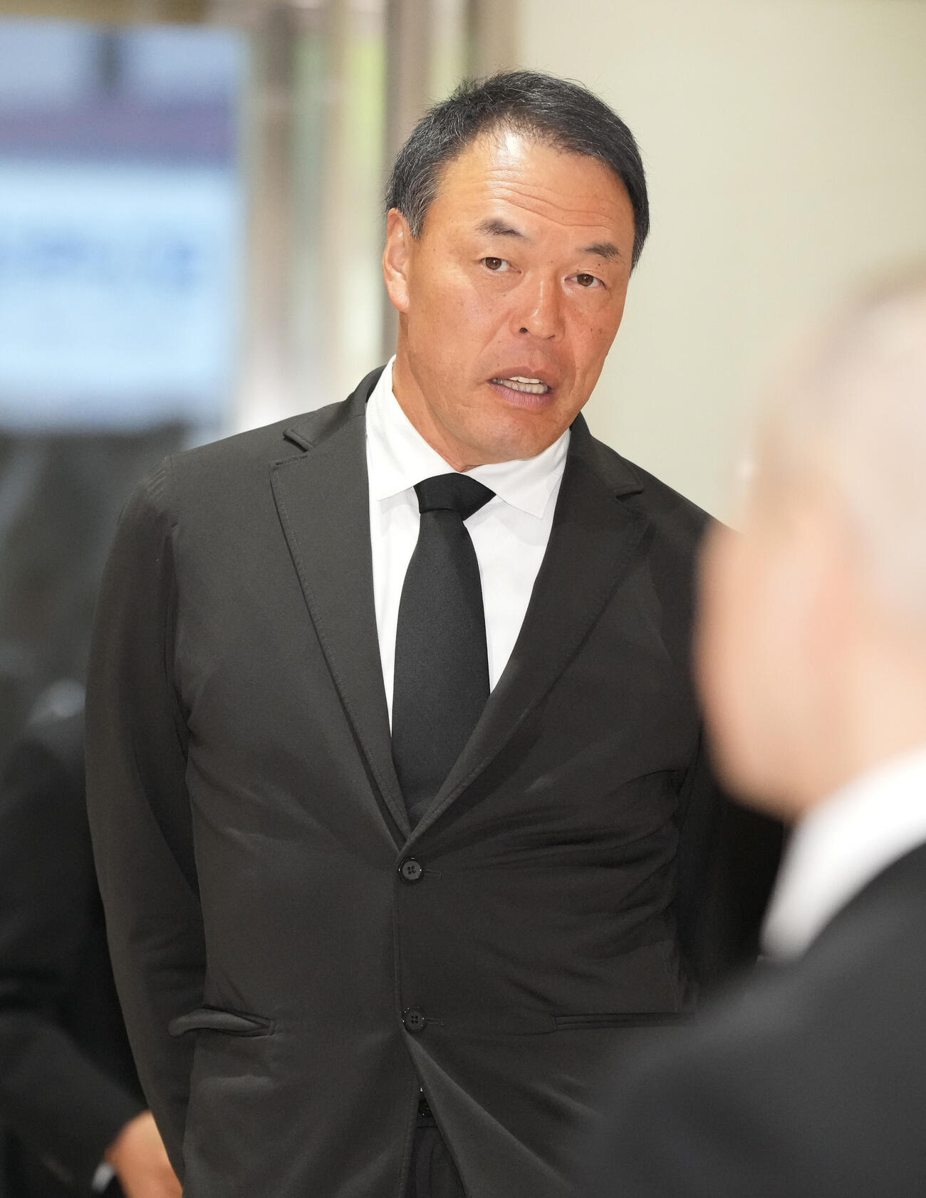 元大関若嶋津の日高六男さんの通夜を弔問に訪れたギャオス内藤（撮影・小沢裕）
