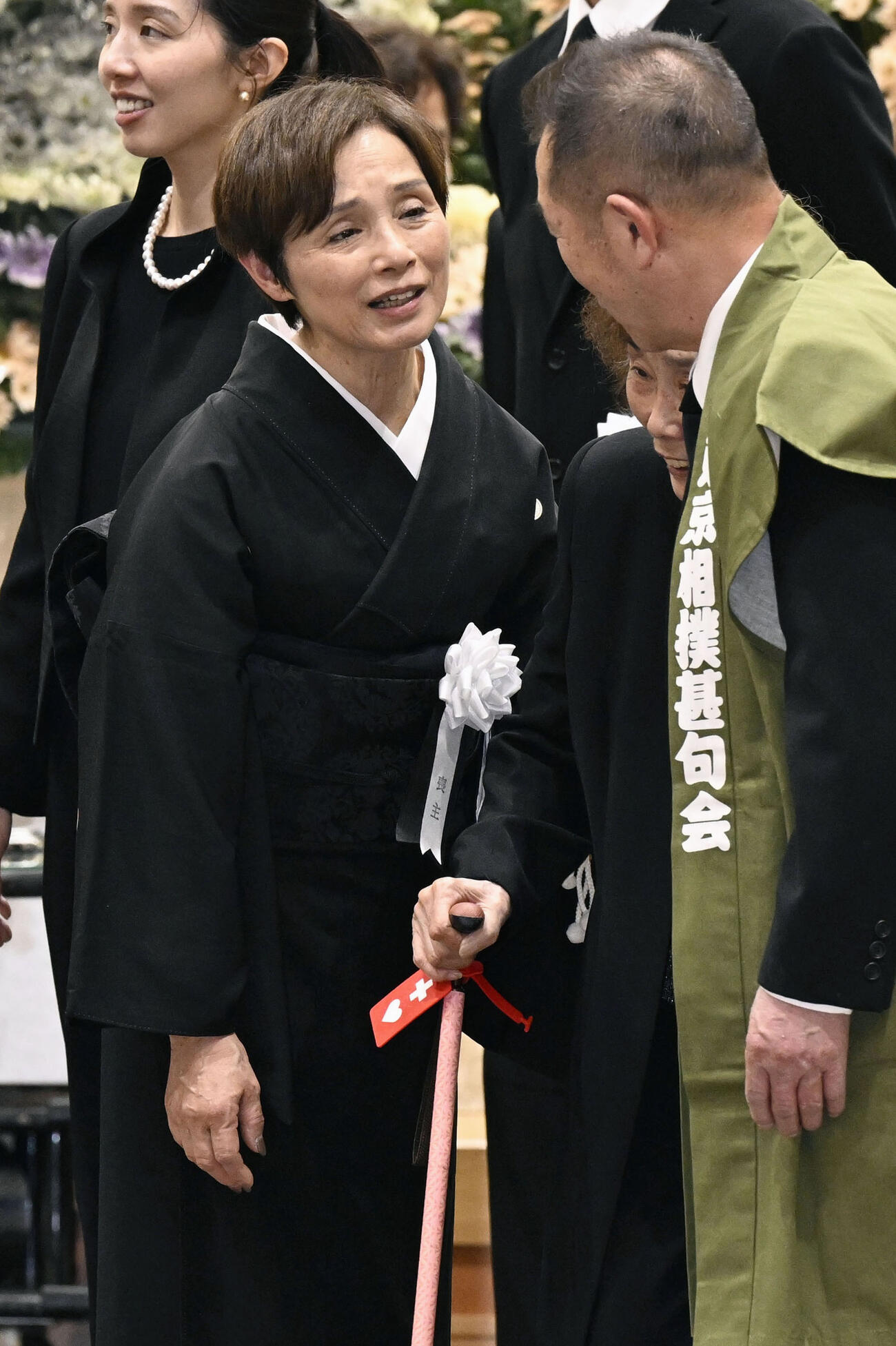 大相撲の元大関若嶋津、日高六男さんの通夜で、弔問客に対応する妻のみづえさん（手前左）＝23日午後、千葉県市川市（共同）