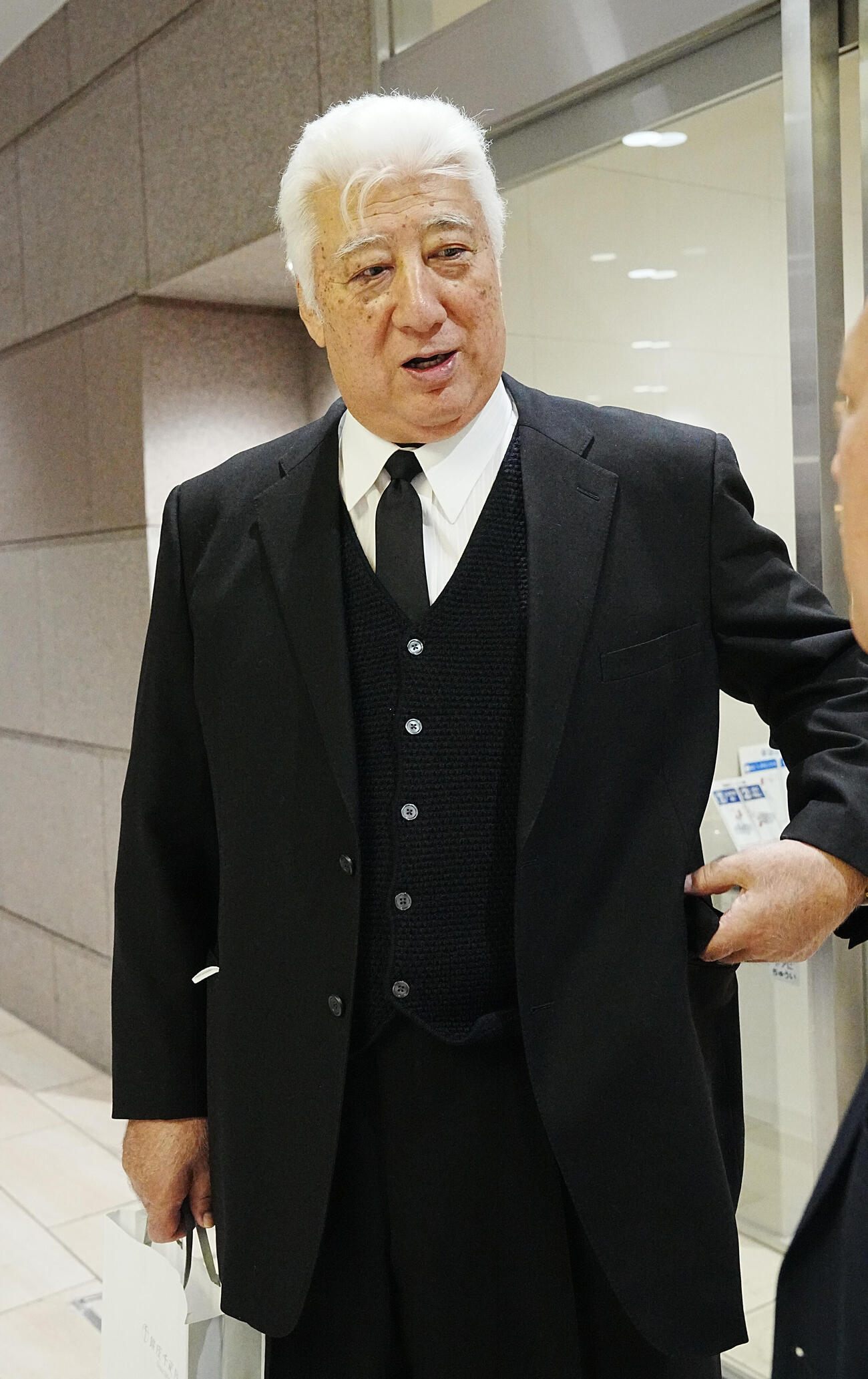 元大関若嶋津の日高六男さんの通夜に参列した元小結大徹の先代湊川親方（撮影・小沢裕）