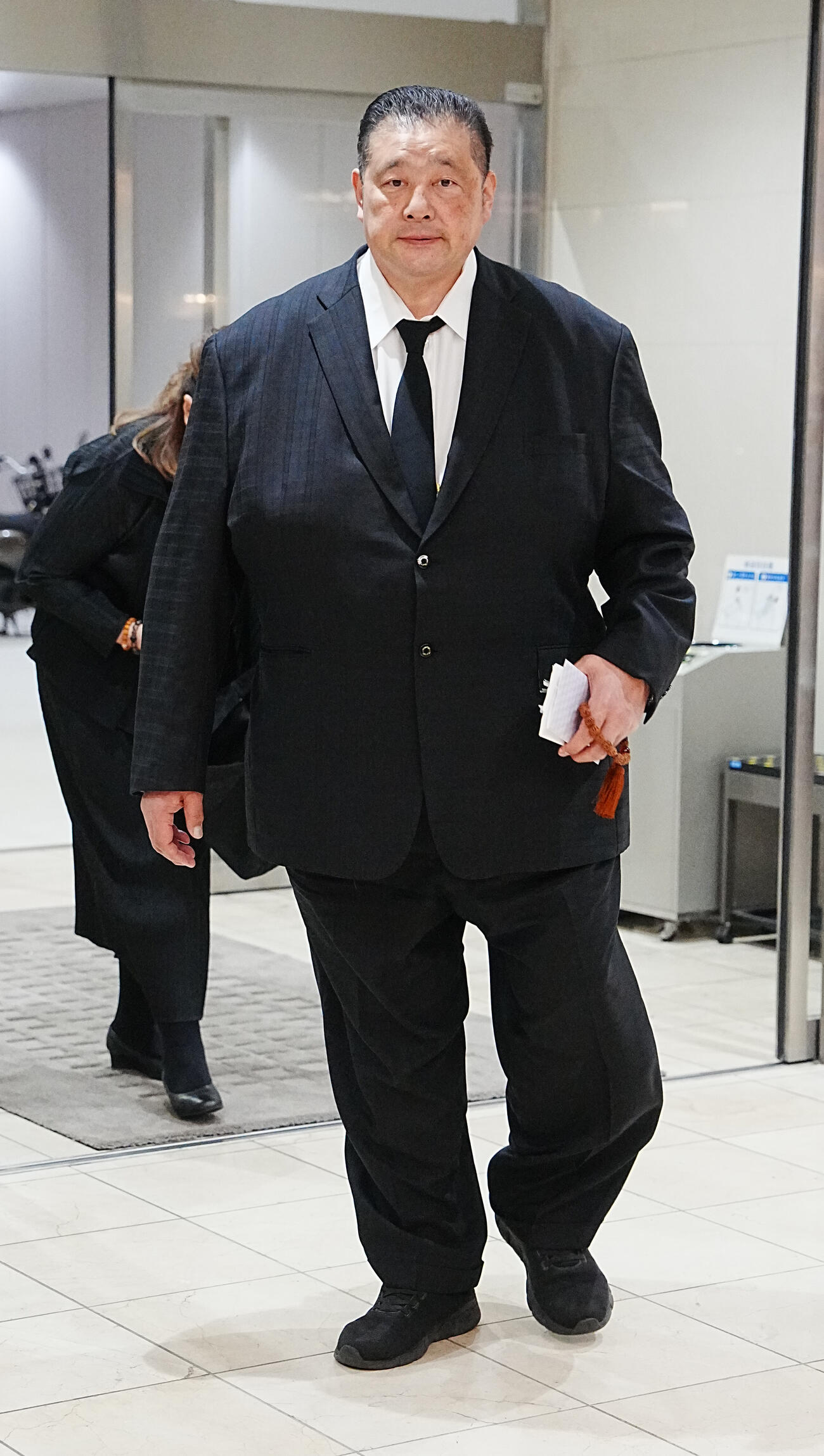 元大関若嶋津の日高六男さんの通夜に参列した佐渡ケ嶽親方（撮影・小沢裕）