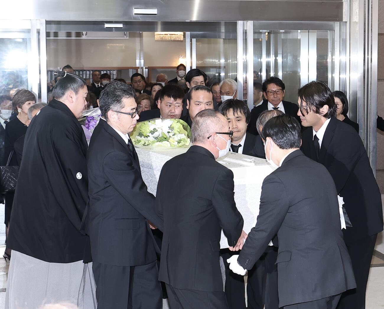 霊きゅう車に運ばれる元大関若嶋津の日高六男さんのひつぎ（撮影・河田真司）