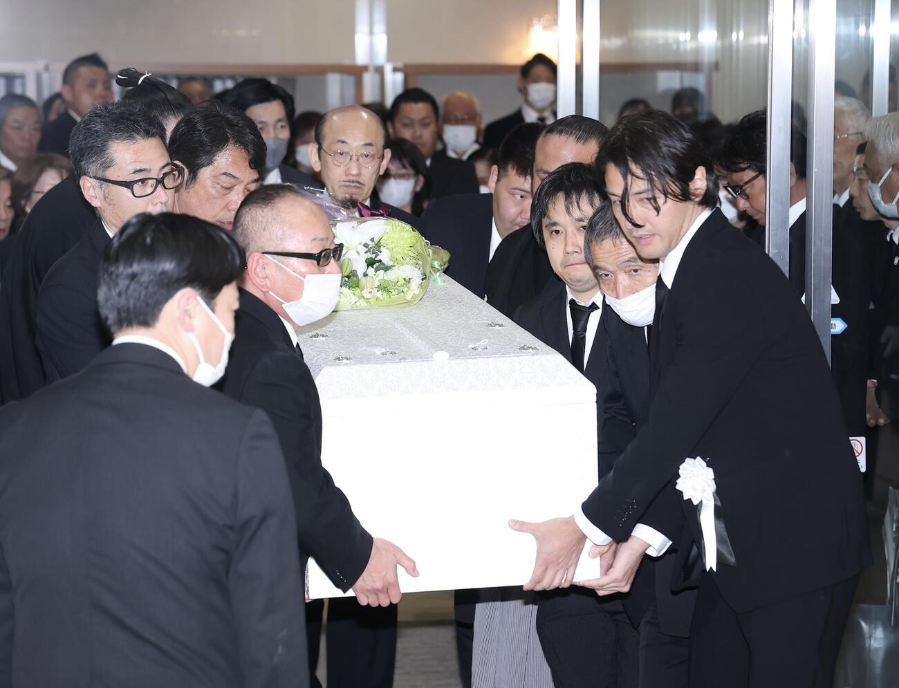 霊きゅう車に運ばれる元大関若嶋津の日高六男さんのひつぎ（撮影・河田真司）