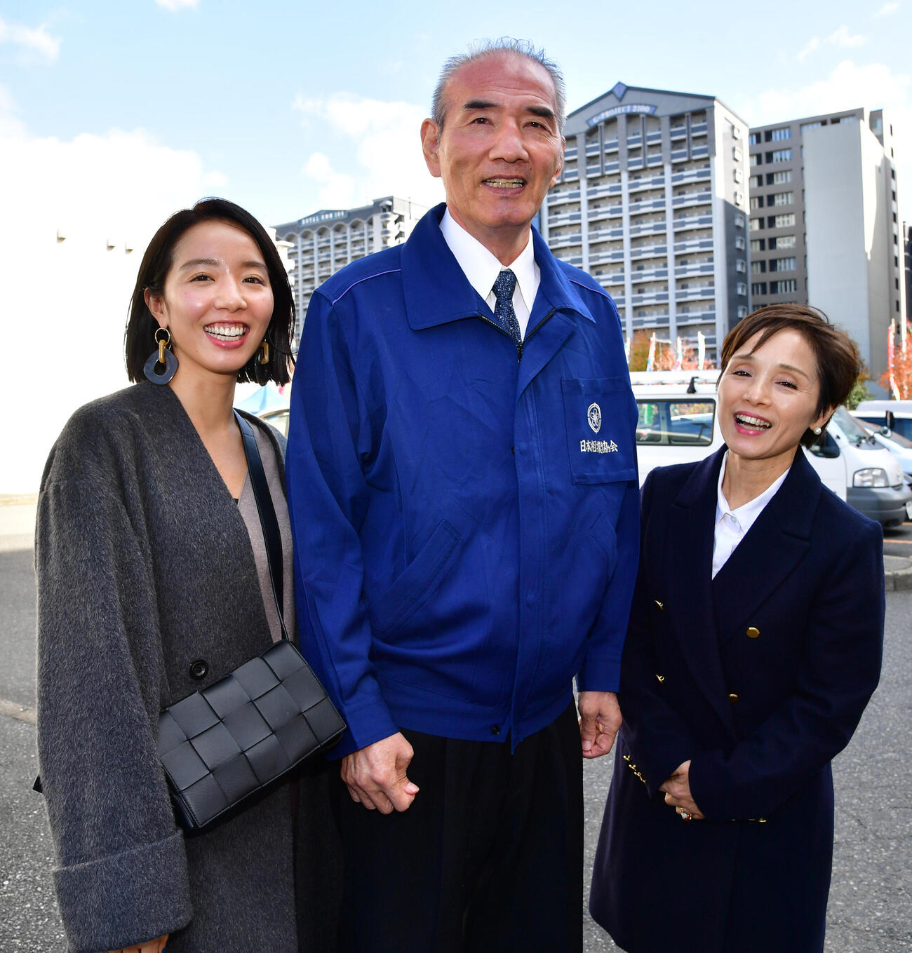 仲むつまじい二所ノ関親方（元大関若嶋津）（中央）とみづえ夫人（右）、左は娘でタレントのアイリ（2019年11月撮影）