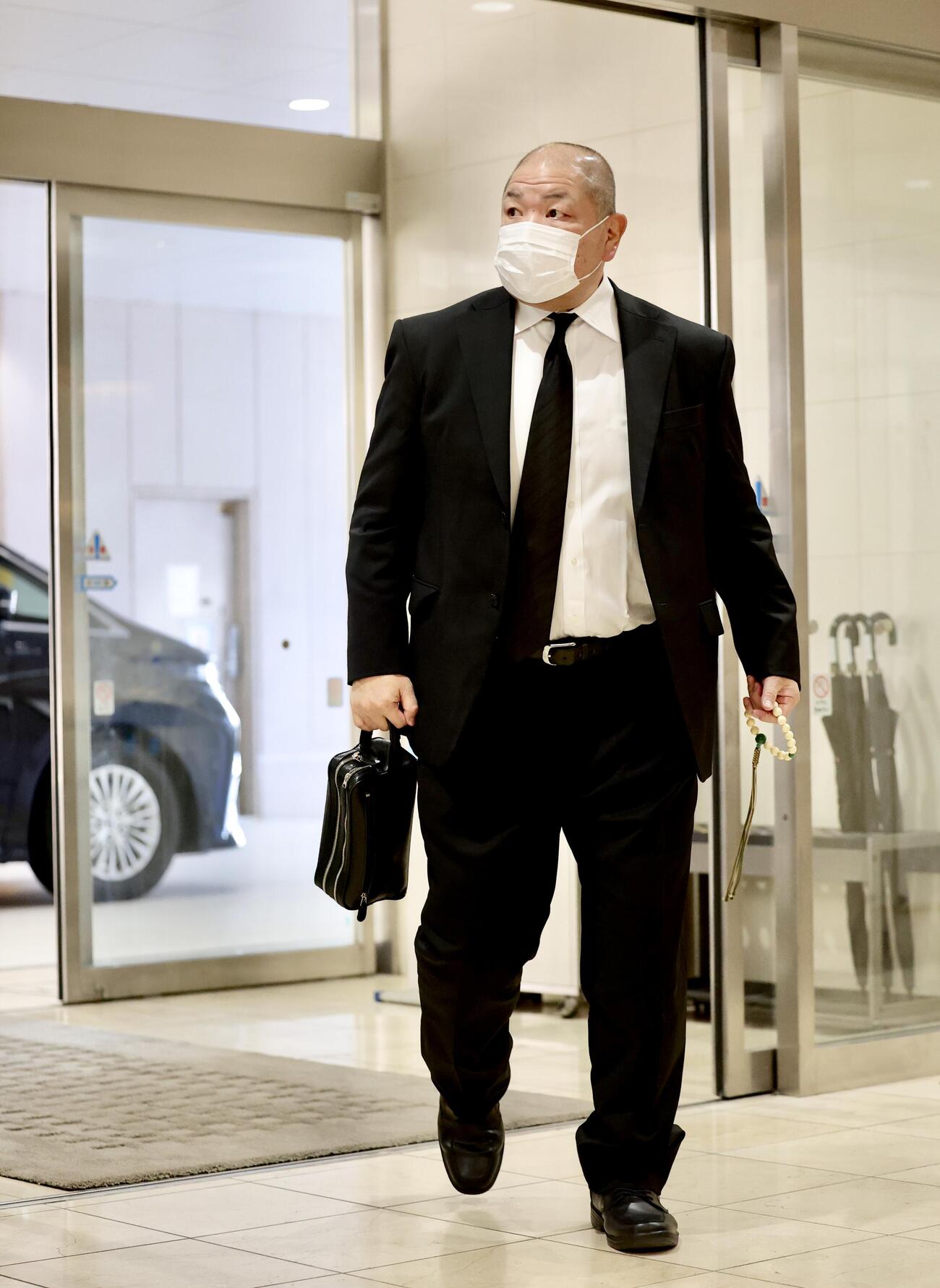元大関若嶋津の日高六男さんの告別式参列に臨む八角理事長（撮影・河田真司）