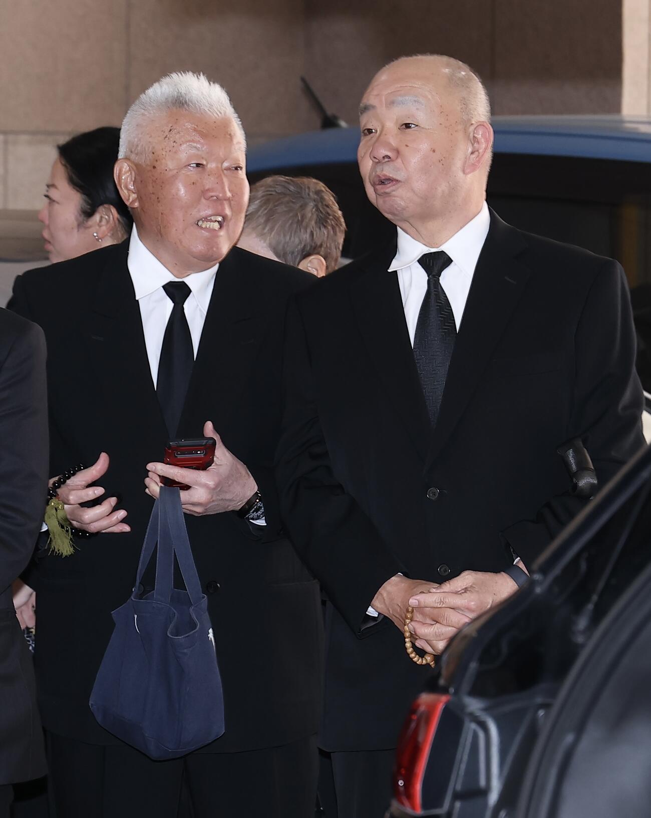 元大関若嶋津の日高六男さんの告別式に参列した上水流洋氏（左）と坂爪忠明氏（撮影・河田真司）
