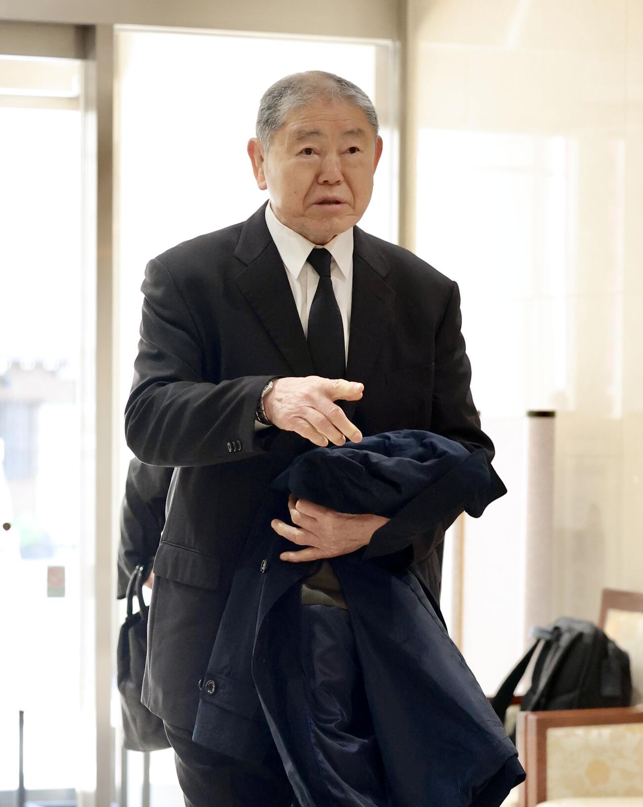 元大関若嶋津の日高六男さんの告別式に参列した元関脇出羽の花の野村双一氏（撮影・河田真司）