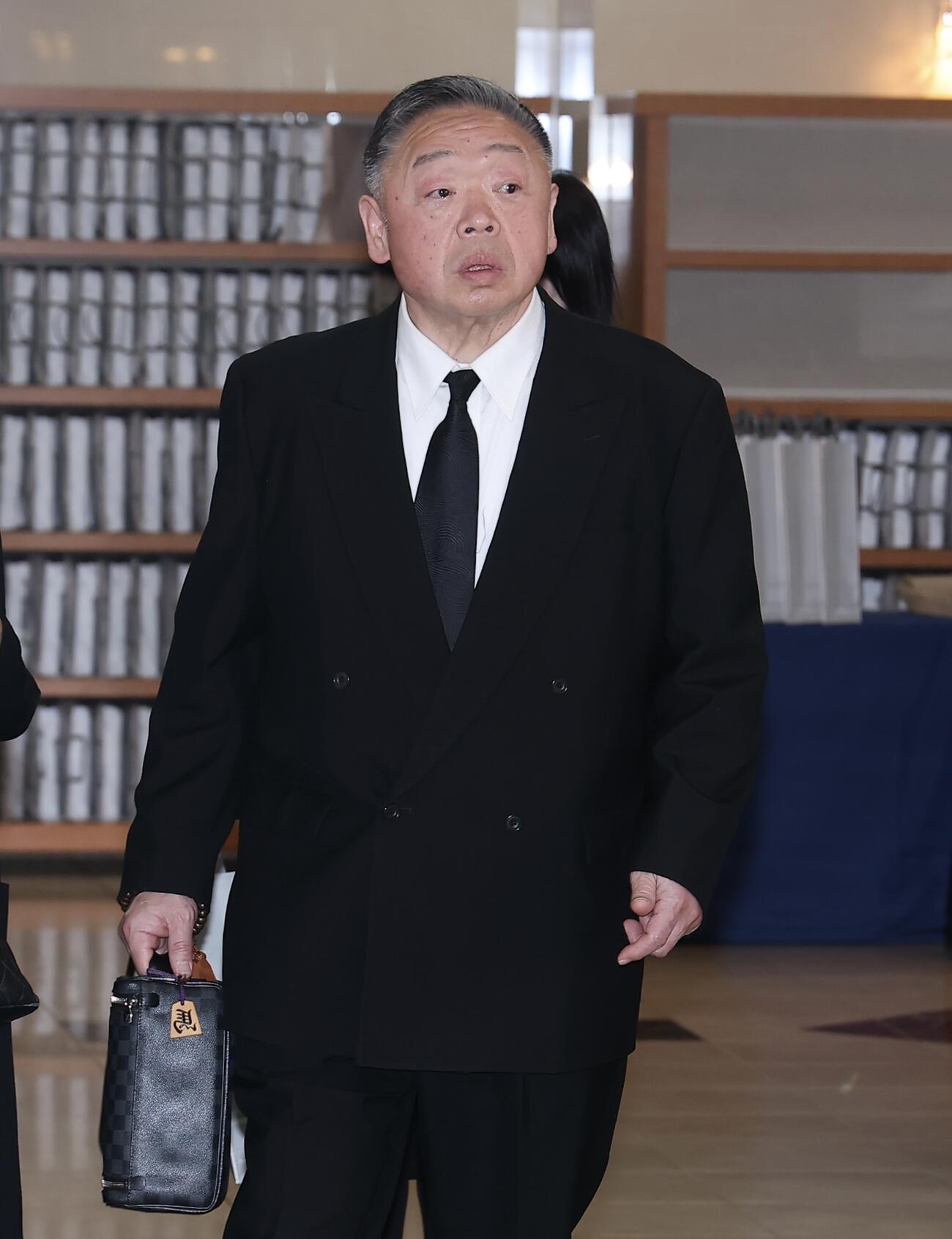 元大関若嶋津の日高六男さんの告別式に参列した元小結隆三杉の金尾隆氏（撮影・河田真司）