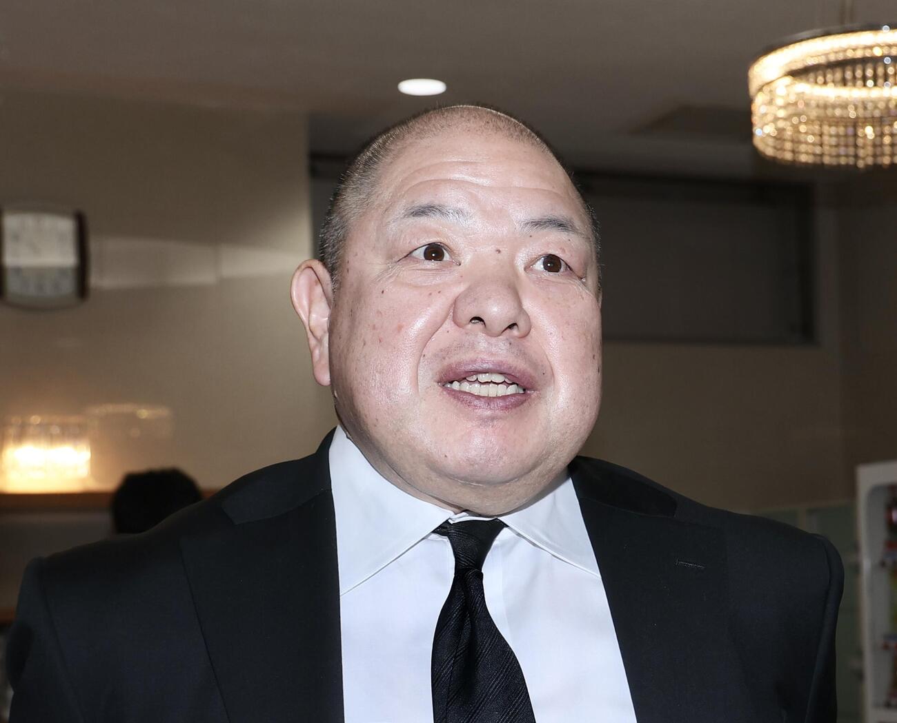 記者の質問に答える八角理事長（撮影・河田真司）