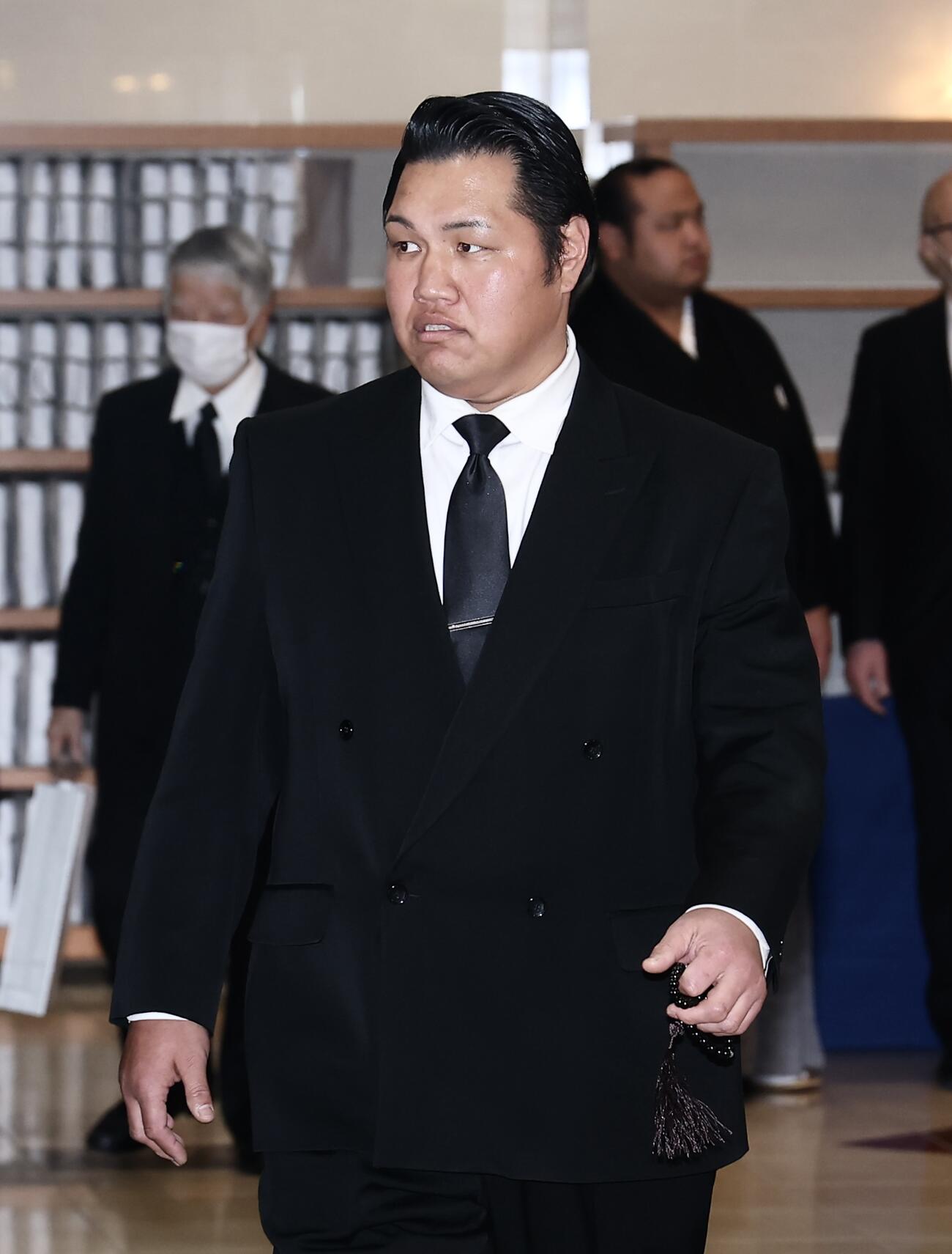 元大関若嶋津の日高六男さんの告別式参列に臨んだ元小結松鳳山の松谷裕也氏（撮影・河田真司）