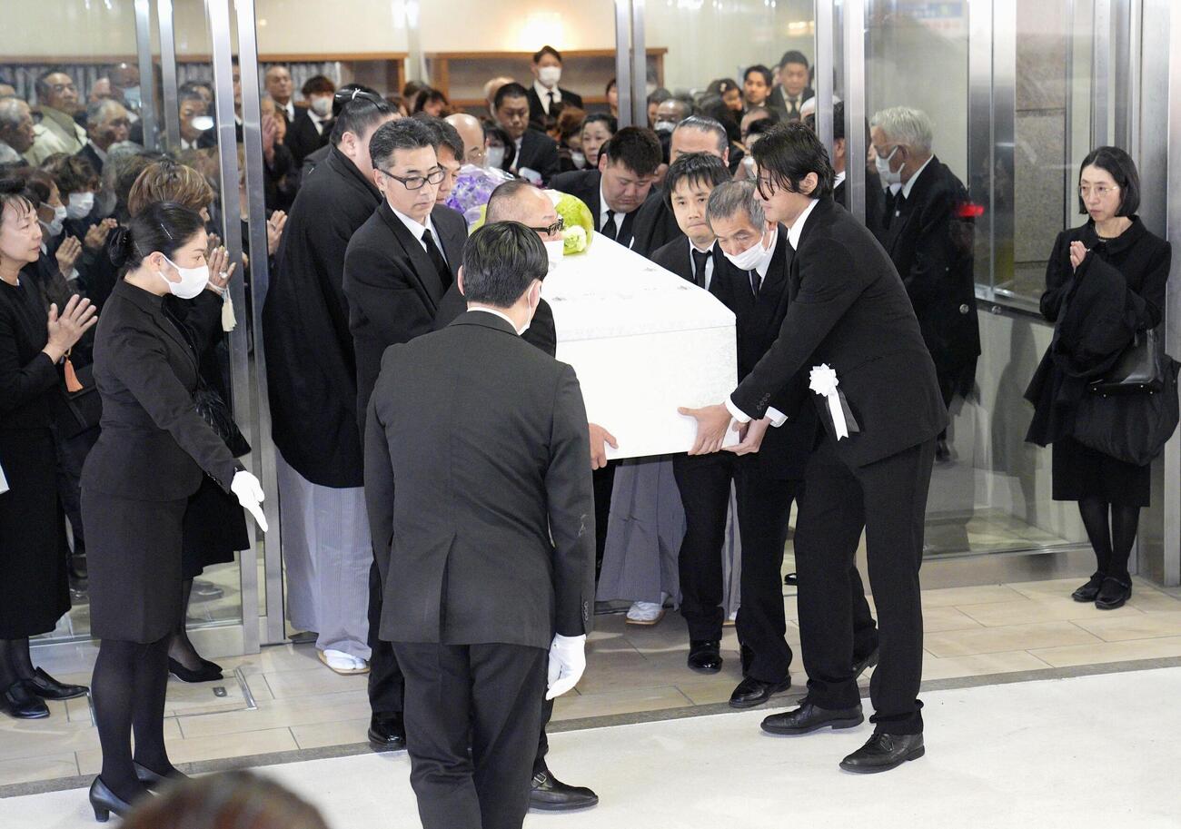 出棺する大相撲の元大関若嶋津、日高六男さんのひつぎ（共同）
