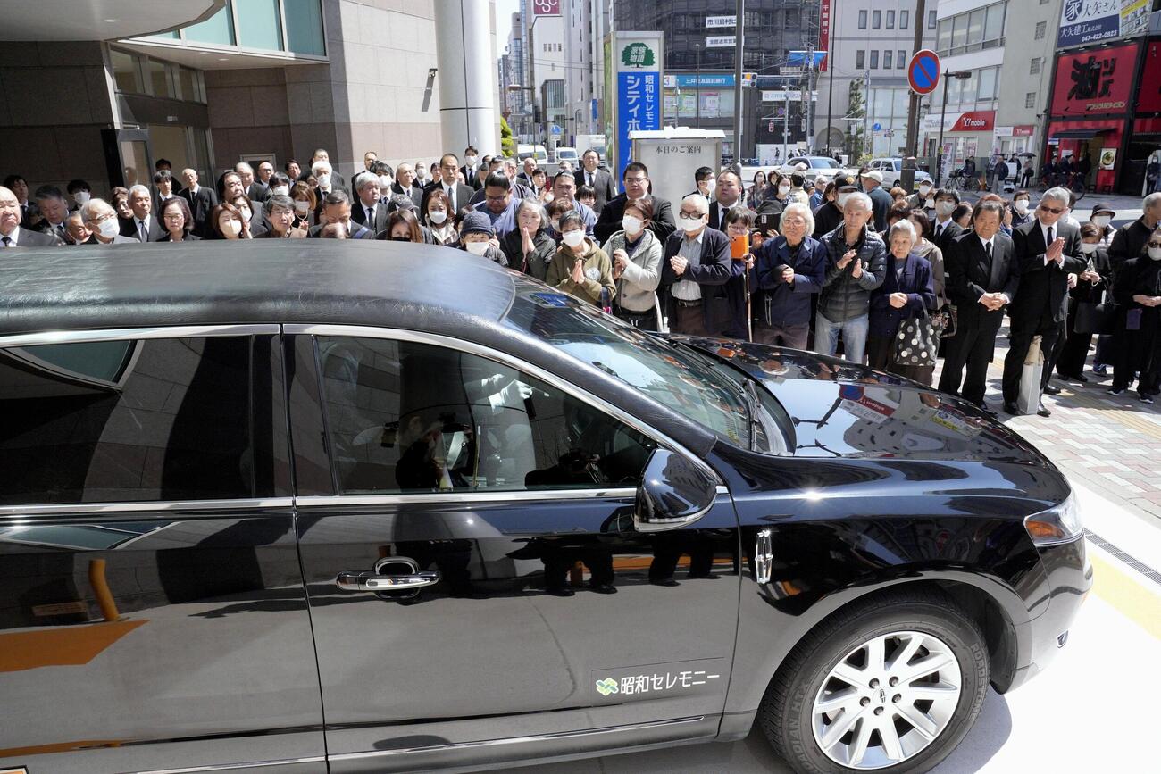 葬儀会場を出る元大関若嶋津、日高六男さんのひつぎを乗せた車（共同）
