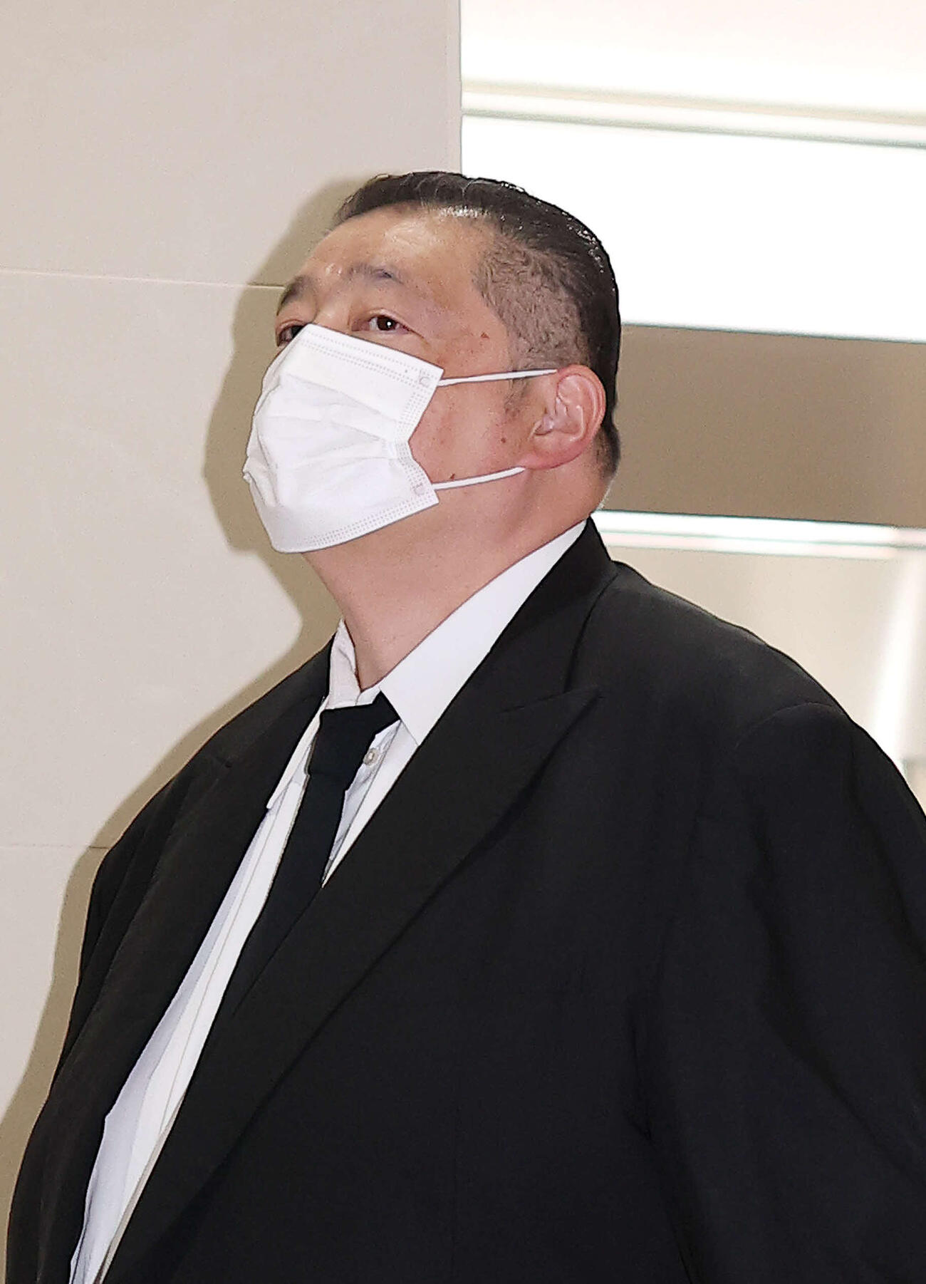 元大関若嶋津の日高六男さんの告別式参列に臨む元関脇琴ノ若の佐渡ケ嶽親方（撮影・河田真司）