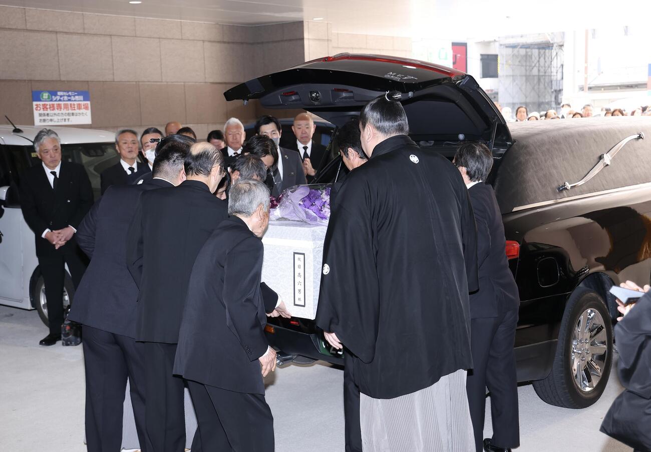 霊きゅう車に運ばれる元大関若嶋津の日高六男さんのひつぎ（撮影・河田真司）