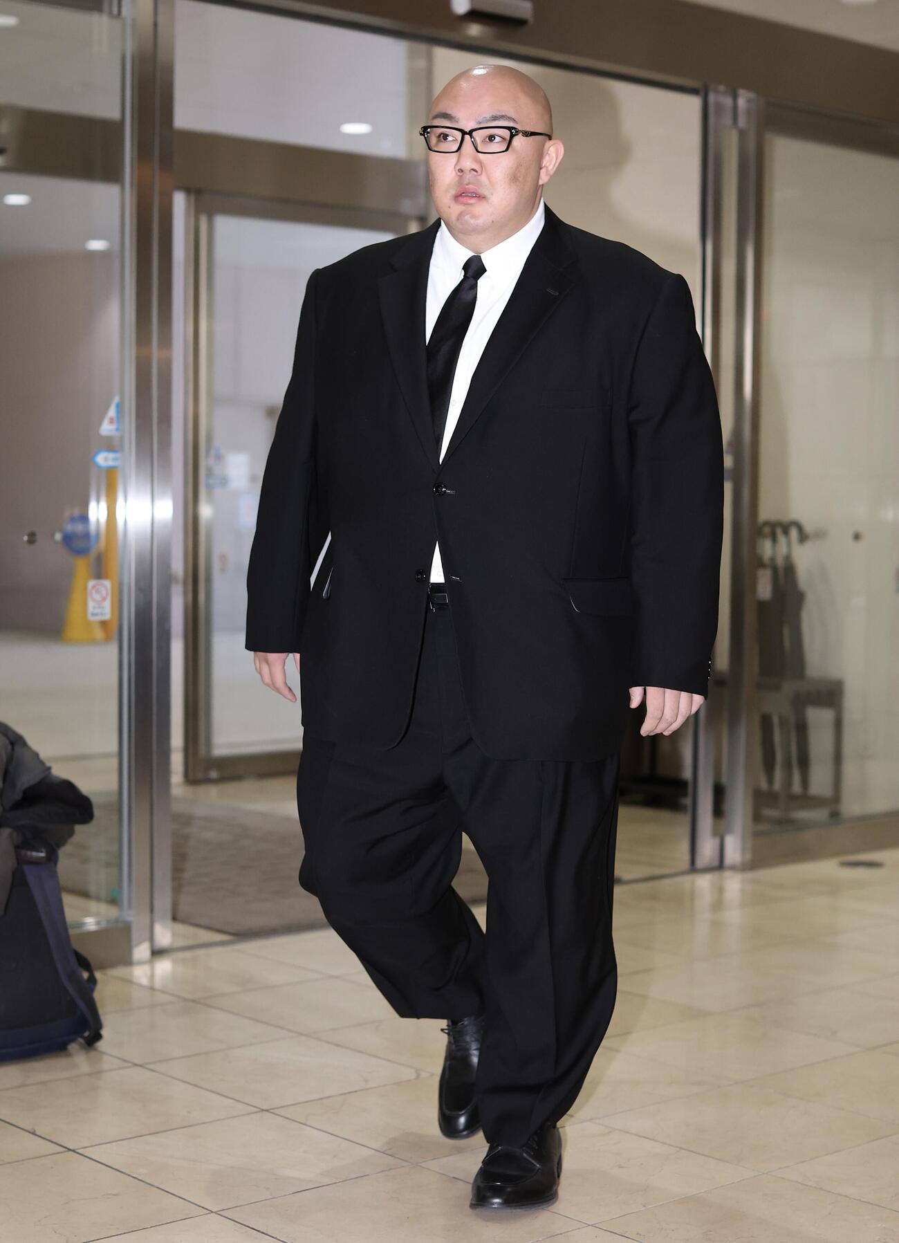 元大関若嶋津の日高六男さんの告別式に参列した元関脇琴勇輝の荒磯親方（撮影・河田真司）