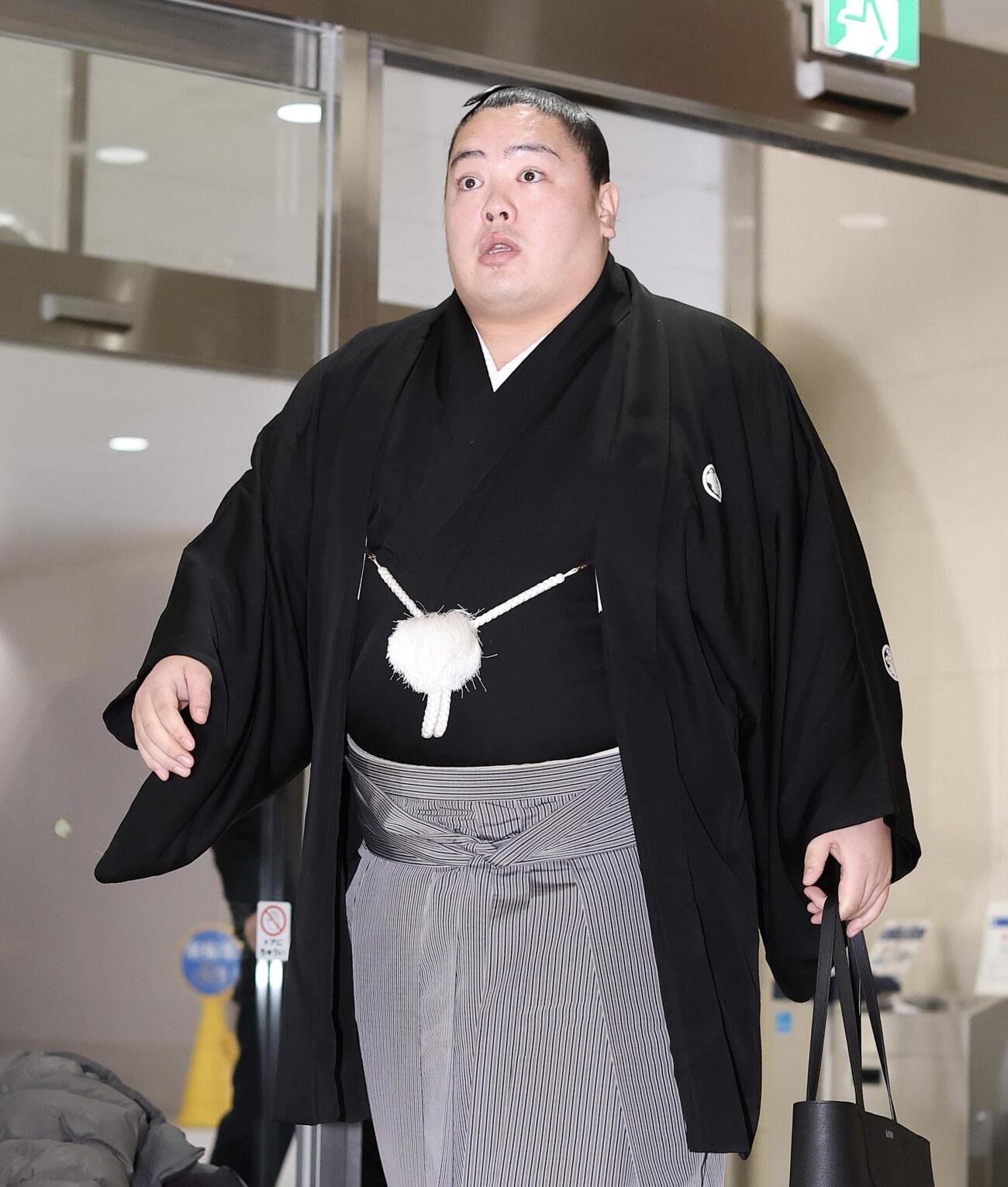 元大関若嶋津の日高六男さんの告別式に参列した一山本（撮影・河田真司）