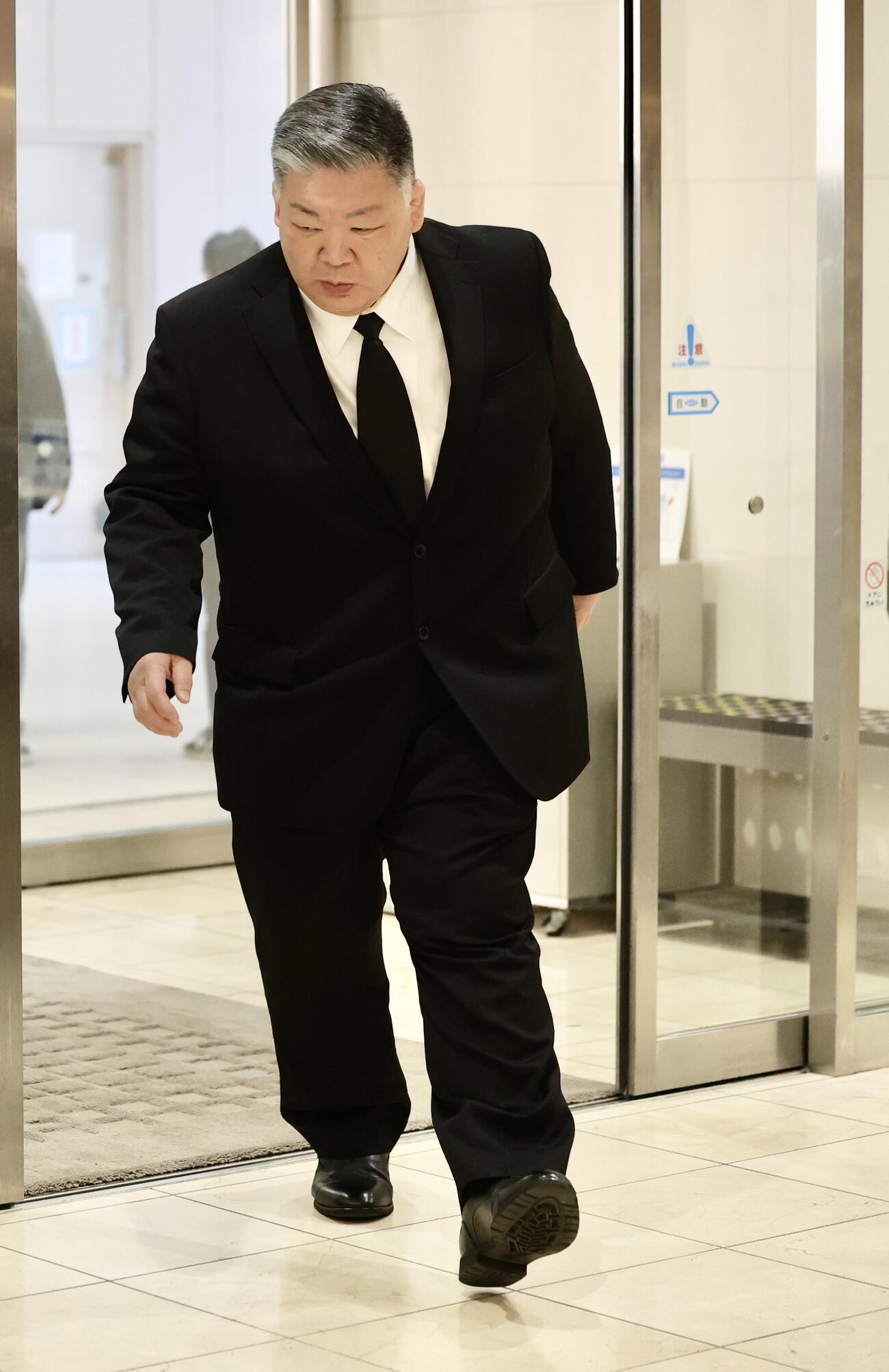 元大関若嶋津の日高六男さんの告別式に参列した高田川親方（撮影・河田真司）