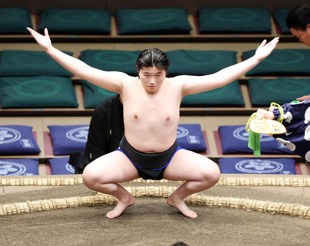 塵手水（ちりちょうず）する照井当時の湊龍（2025年5月撮影）