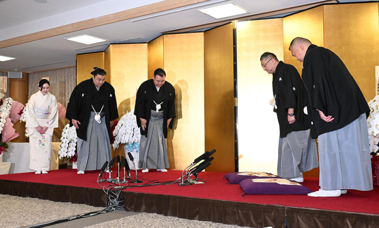 大関昇進の伝達者を迎える霧島（撮影・和賀正仁）（撮影・和賀正仁）