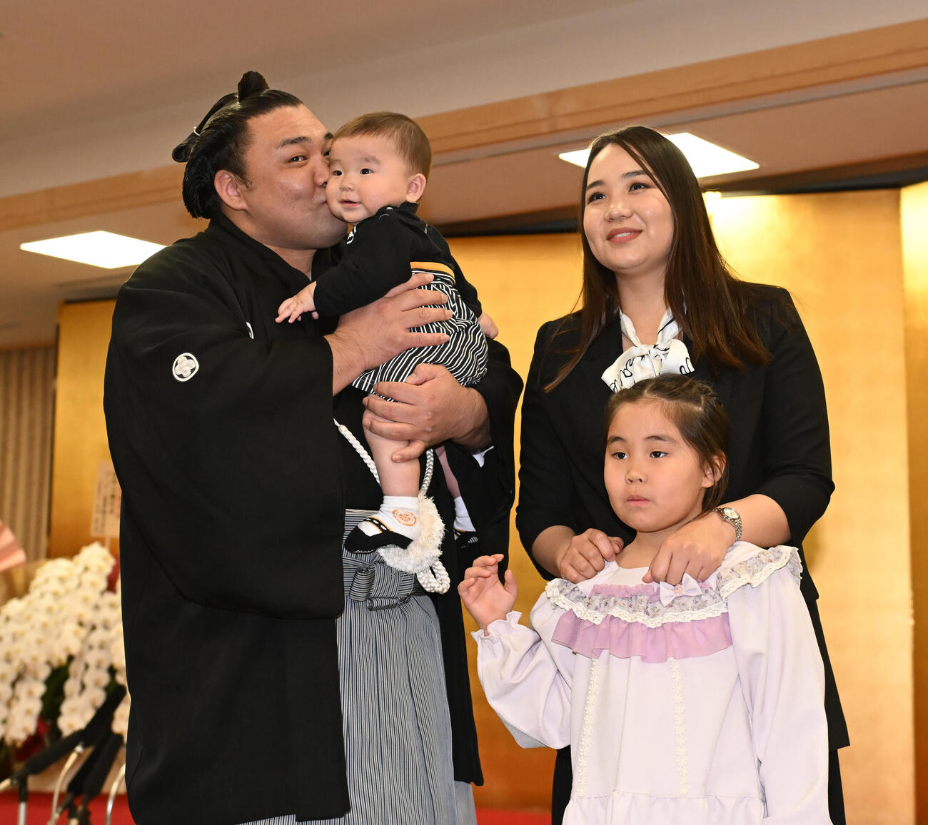 大関昇進を受けた霧島はホラン夫人（右）ら家族と記念撮影する（撮影・和賀正仁）