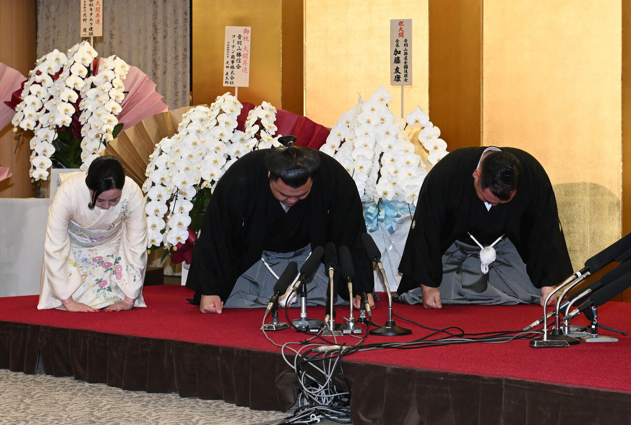 大関昇進の伝達を受け口上を述べる霧島、右は師匠の音羽山親方、左はおかみのムンフザヤ夫人（撮影・和賀正仁）
