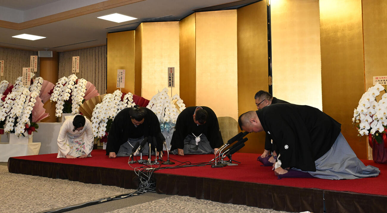 大関昇進の伝達を受ける霧島、右は師匠の音羽山親方、左はおかみのムンフザヤ夫人（撮影・和賀正仁）