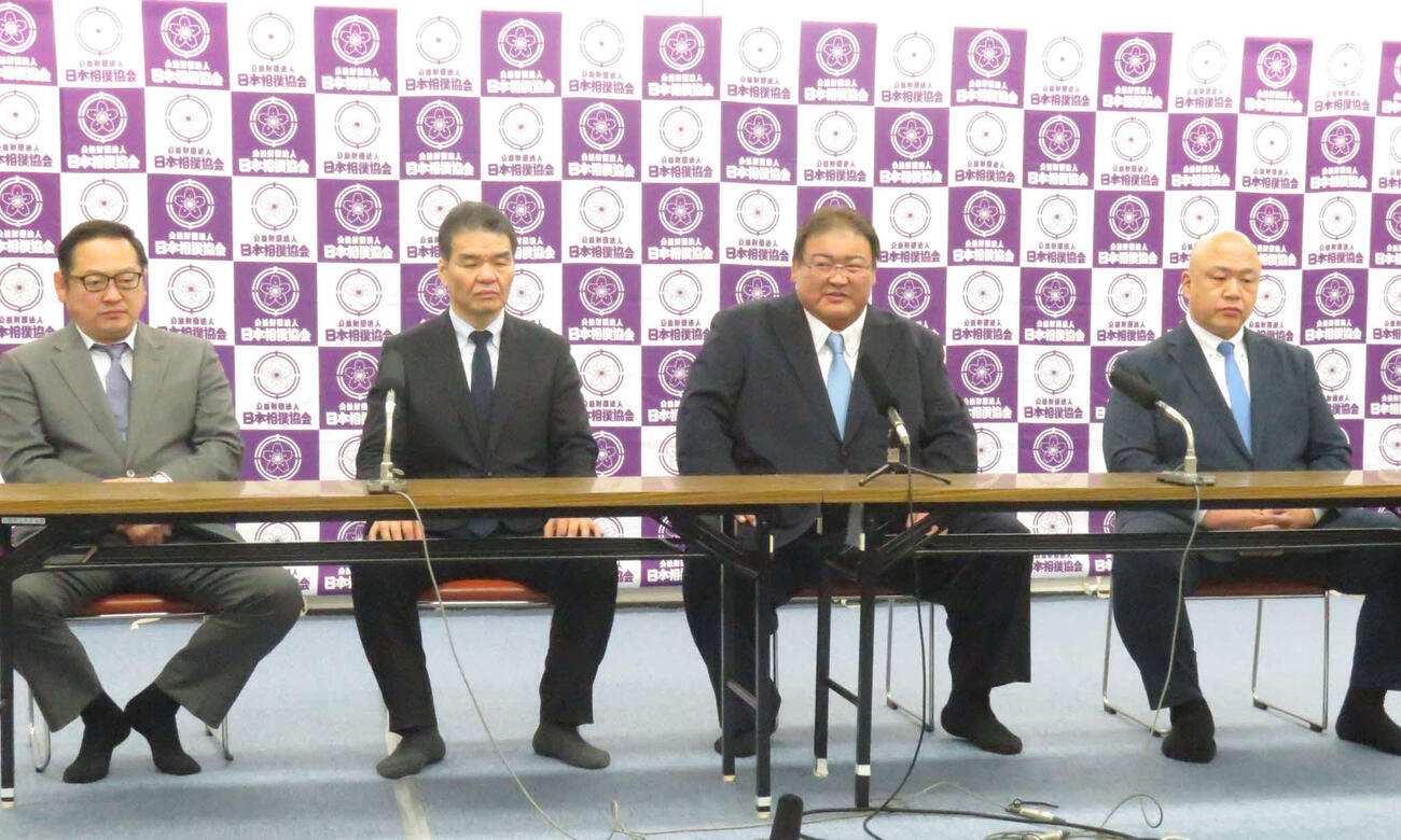 新理事会見に臨んだ左から尾上親方、片男波親方、追手風親方、藤島親方
