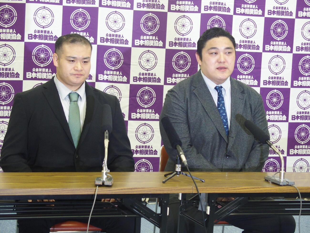 新たに審判部所属となり会見した佐ノ山親方（左）と君ケ浜親方