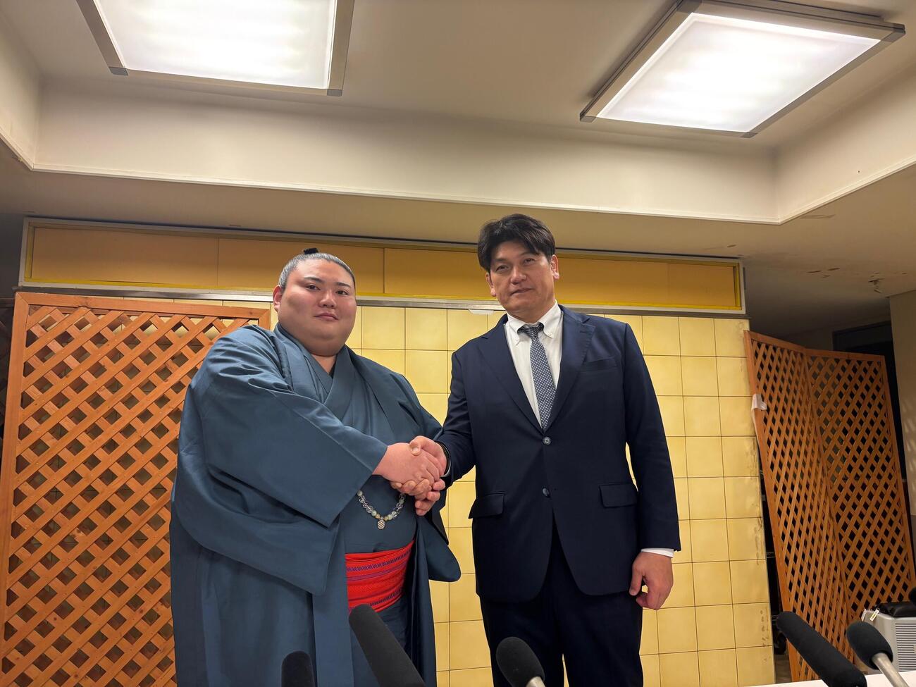 新十両昇進会見に出席した大花竜（左）と立浪親方