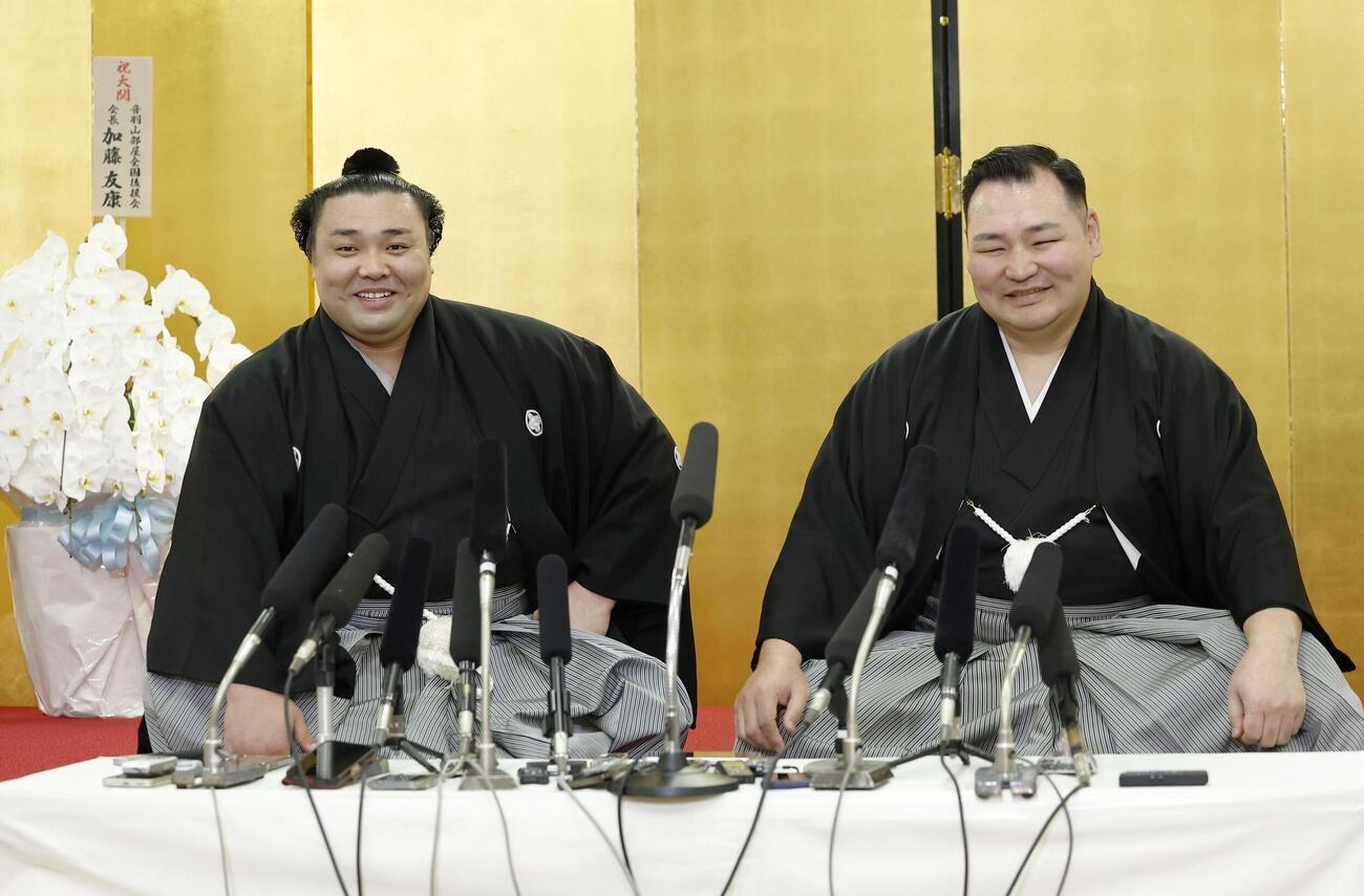 大関昇進の伝達式を終え、記者会見する霧島。右は音羽山親方（共同）