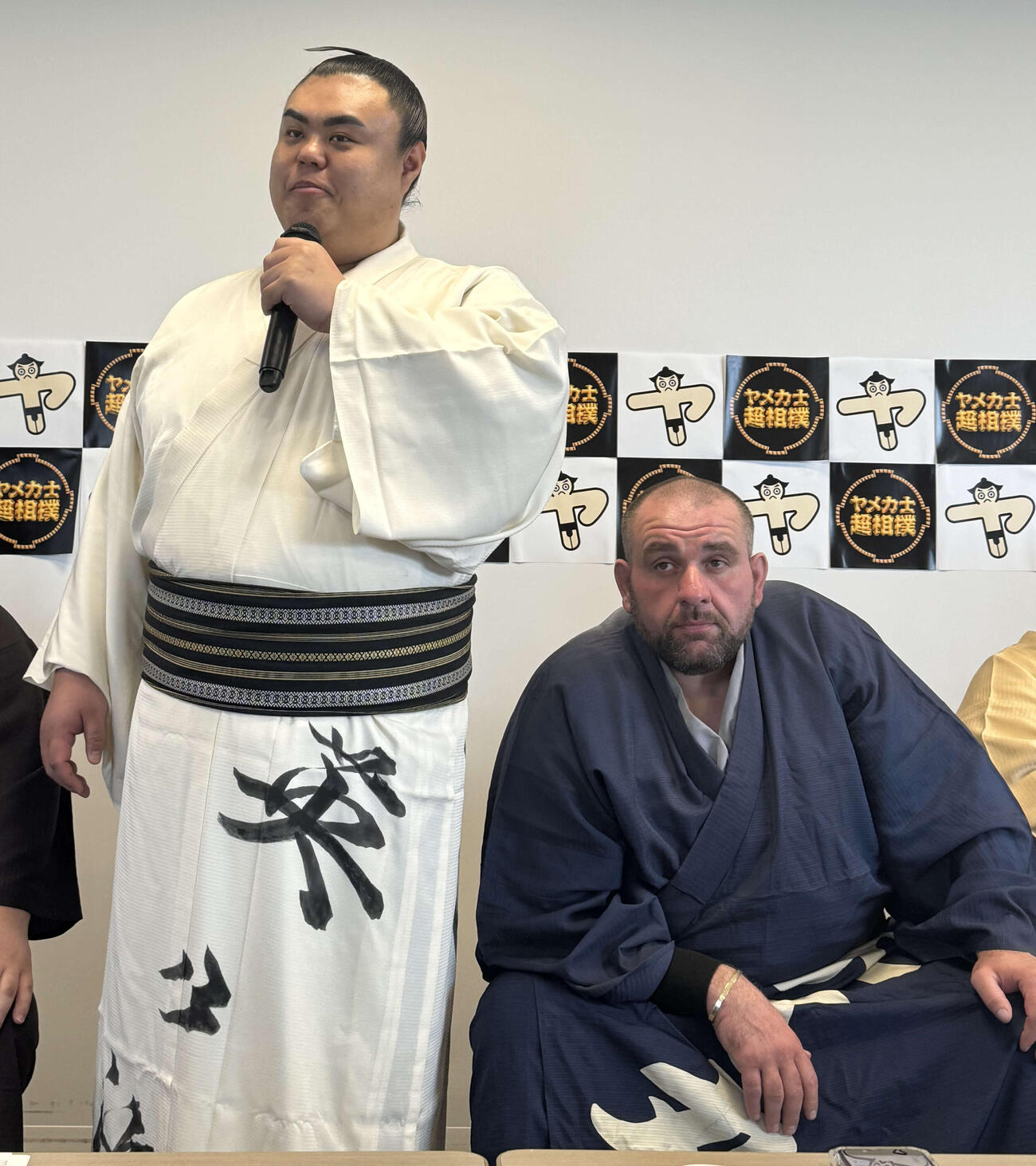 ヤメ力士超相撲への意気込みを語る元幕内・英乃海。右は元小結・臥牙丸