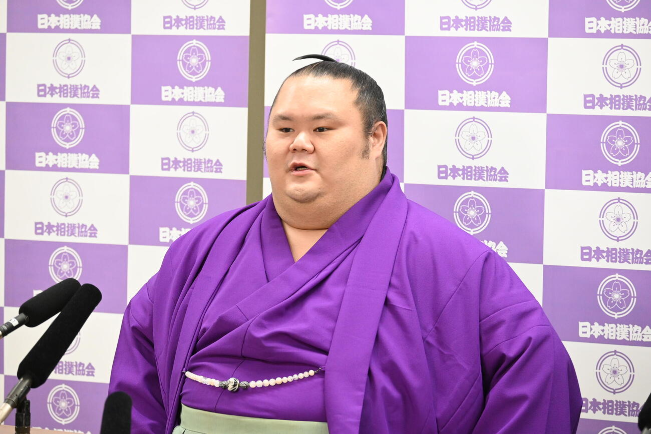 引退会見で現役時代を振り返る千代丸（撮影・飯岡大暉）