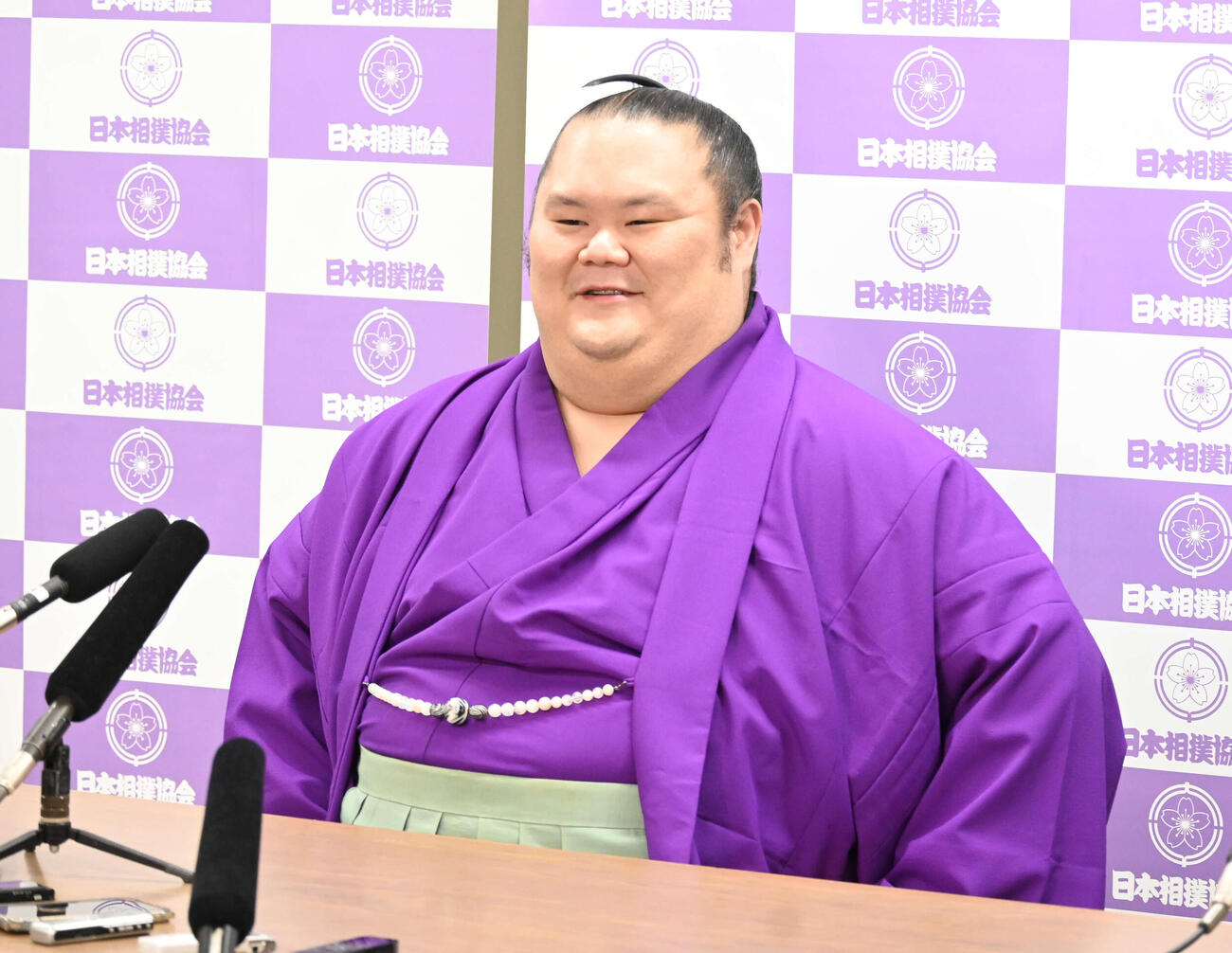引退会見で笑顔を見せる千代丸（撮影・飯岡大暉）