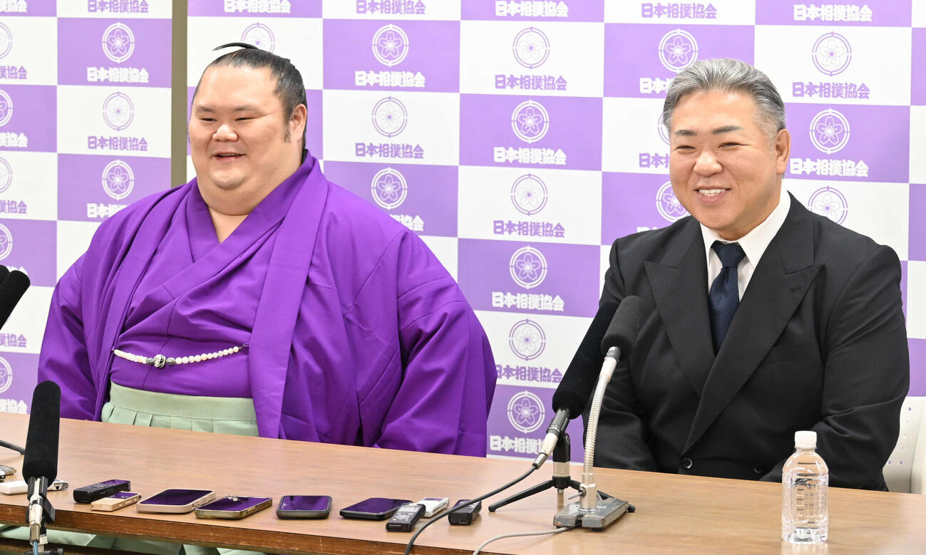 引退会見で笑顔を見せる千代丸（左）と九重親方（撮影・飯岡大暉）