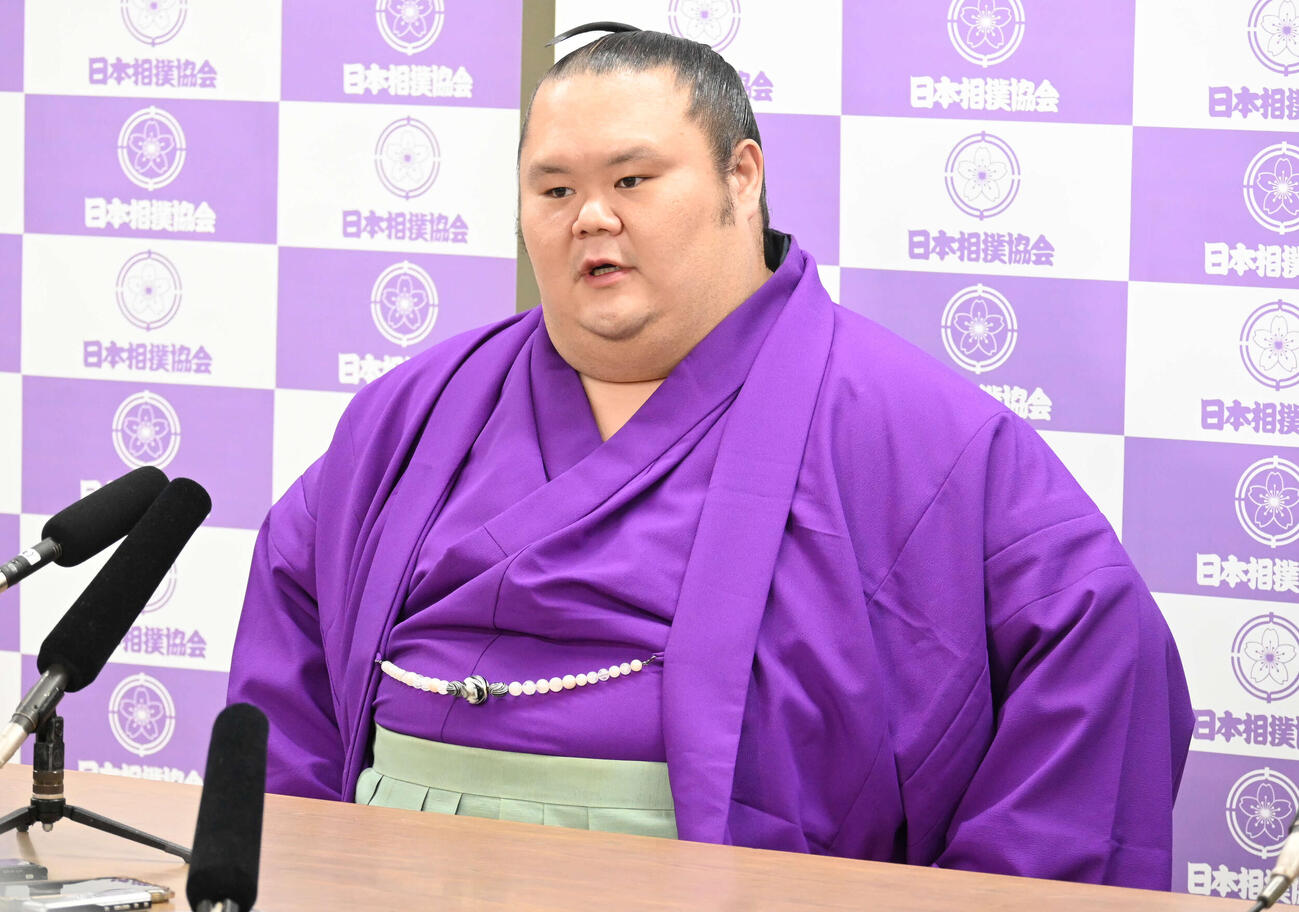 引退会見で現役時代を振り返る千代丸（撮影・飯岡大暉）
