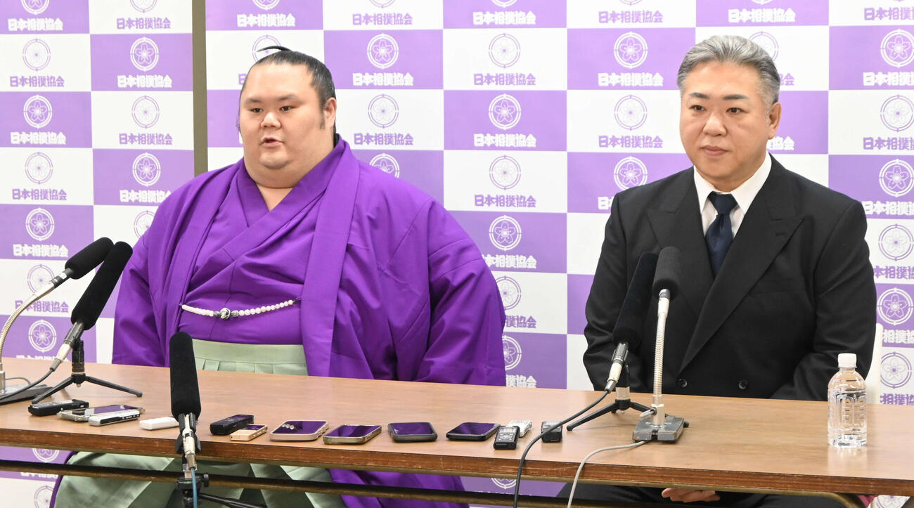 引退会見であいさつする千代丸（左）と九重親方（撮影・飯岡大暉）