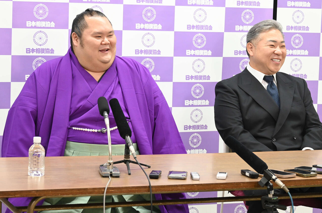 引退会見で笑顔を見せる千代丸（左）と九重親方（撮影・飯岡大暉）