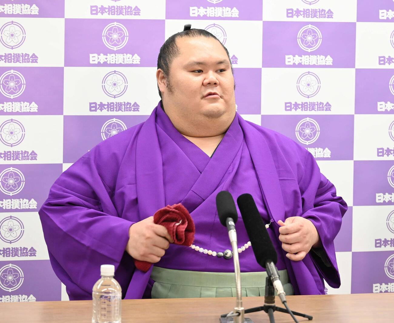 引退会見で若者頭への思いを語る千代丸（撮影・飯岡大暉）