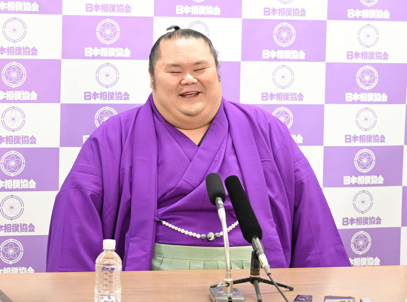 引退会見で笑顔を見せる千代丸（撮影・飯岡大暉）