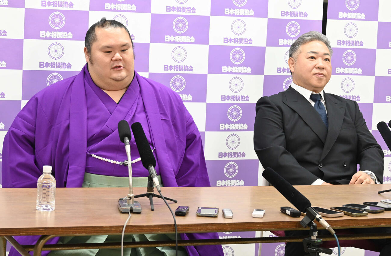 引退会見であいさつする千代丸（左）と九重親方（撮影・飯岡大暉）