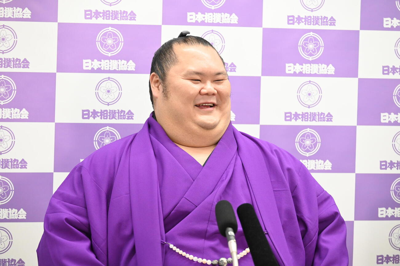引退会見で笑顔を見せる千代丸（撮影・飯岡大暉）