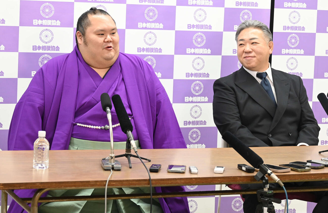 引退会見で、現役時代の思い出を振り返る千代丸（左）と九重親方（撮影・飯岡大暉）
