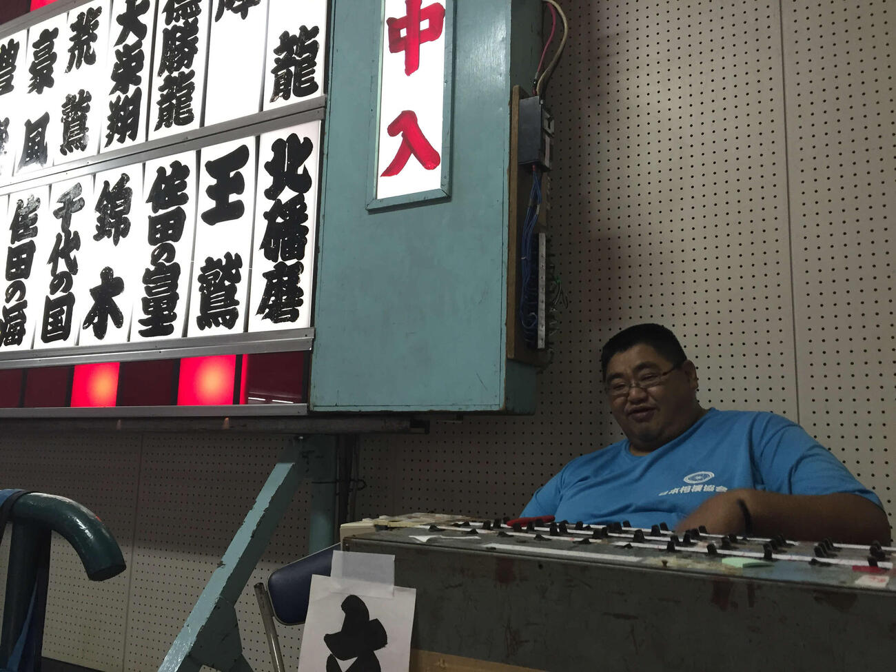 2016年7月　大相撲名古屋場所で電光掲示板係を務める陸奥北海さん
