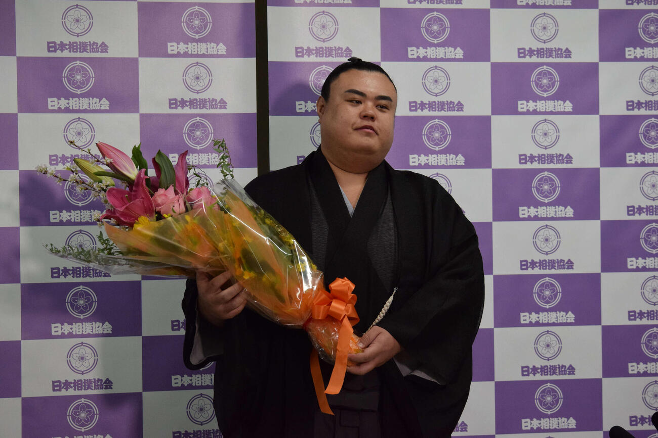引退会見で花束を受け取る英乃海（撮影・山田遼太郎）
