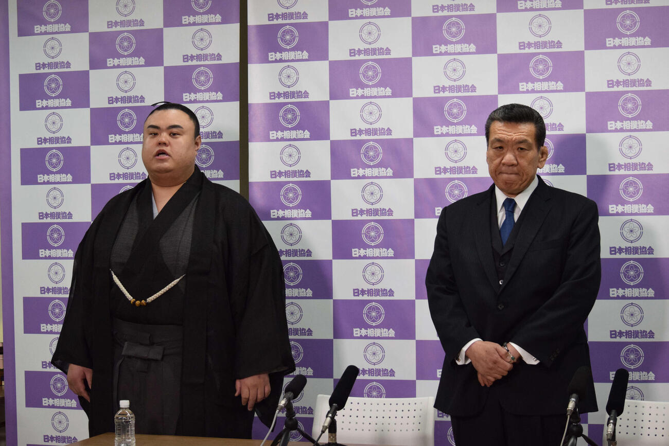 引退会見であいさつする英乃海（左）と木瀬親方（撮影・山田遼太郎）