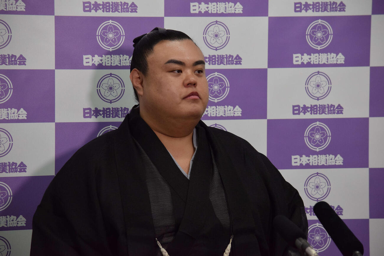 引退会見で質問に答える英乃海（撮影・山田遼太郎）