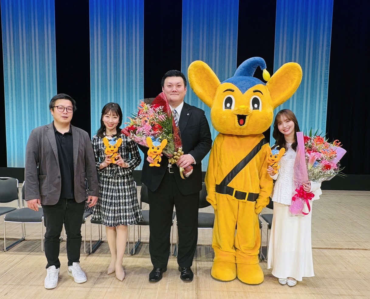 高齢者交通安全大田区民のつどいに参加した（左から）元濱栄光の石田哲也氏、森本さやか、春日山親方（元関脇勢）、ピーポくん、山根千佳